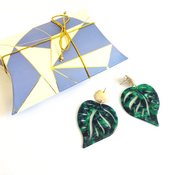 💎 Green Acrylic Leaf Drop Earrings - Picture 5 of 6
